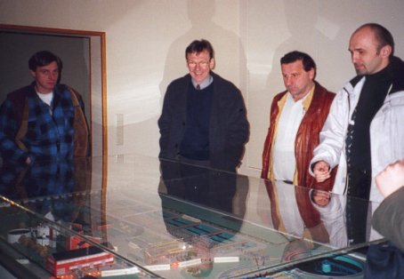 Mit Prof. Mennerich am Modell der Kl&auml;ranlage